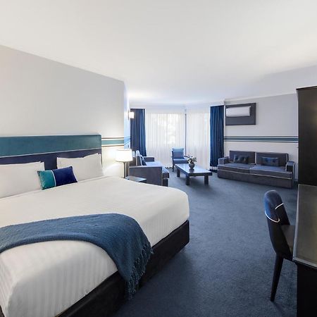 Ramada By Wyndham Diplomat Canberra Exterior photo