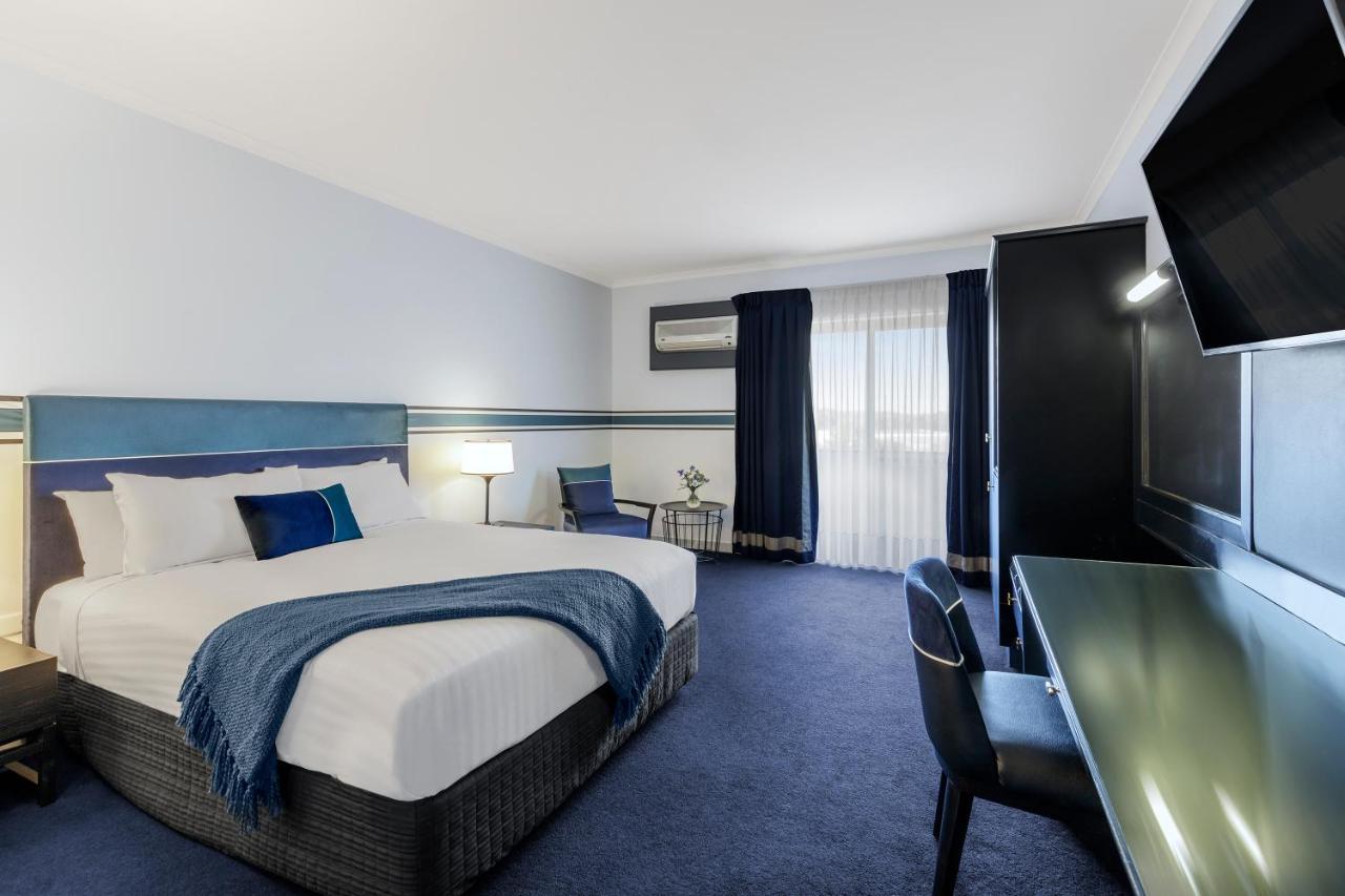 Ramada By Wyndham Diplomat Canberra Exterior photo