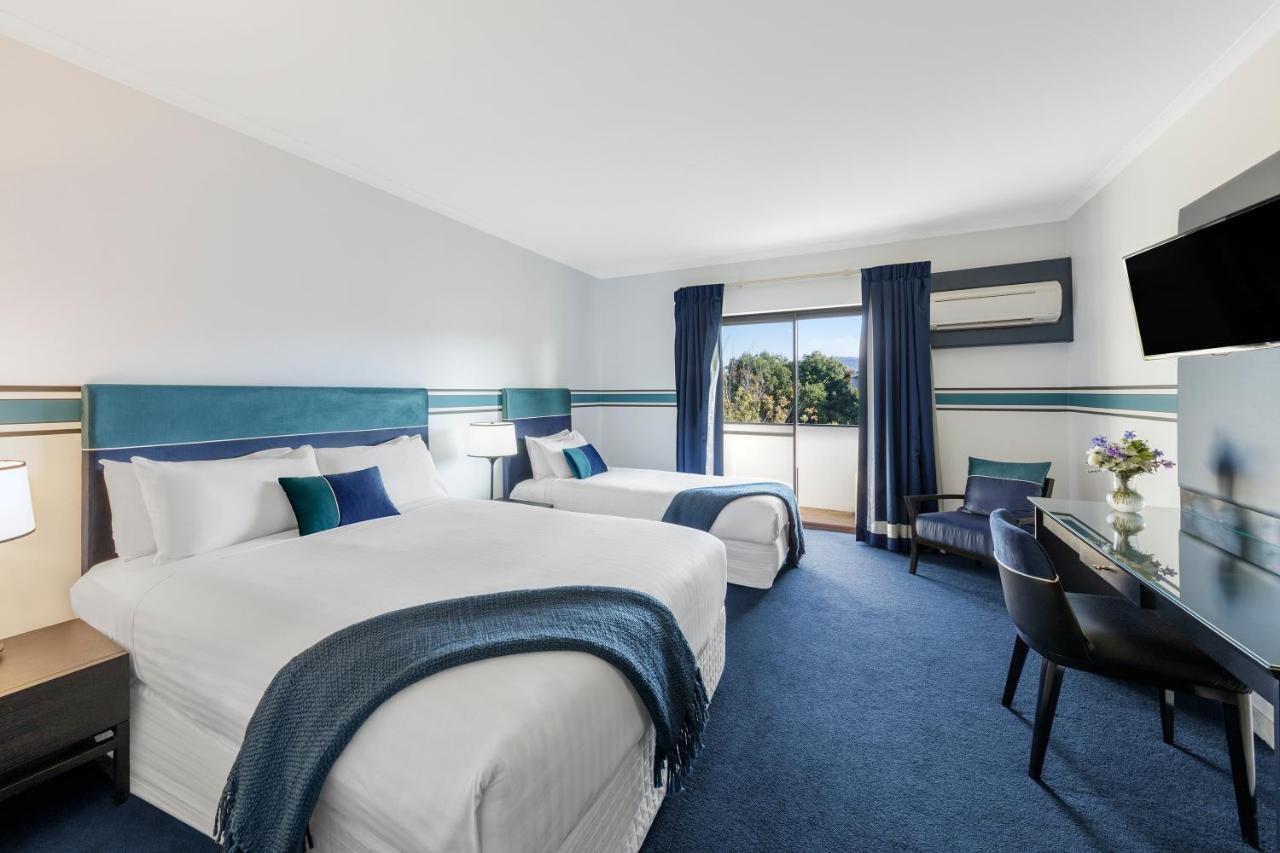 Ramada By Wyndham Diplomat Canberra Exterior photo