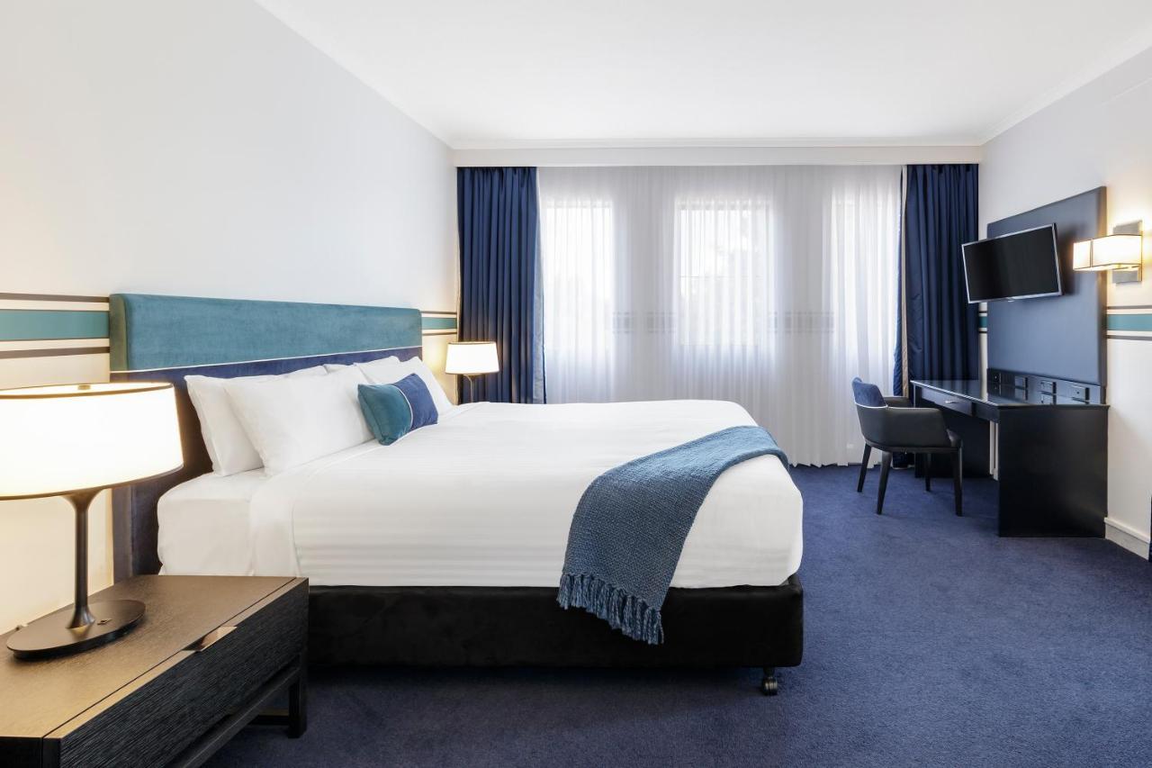 Ramada By Wyndham Diplomat Canberra Exterior photo