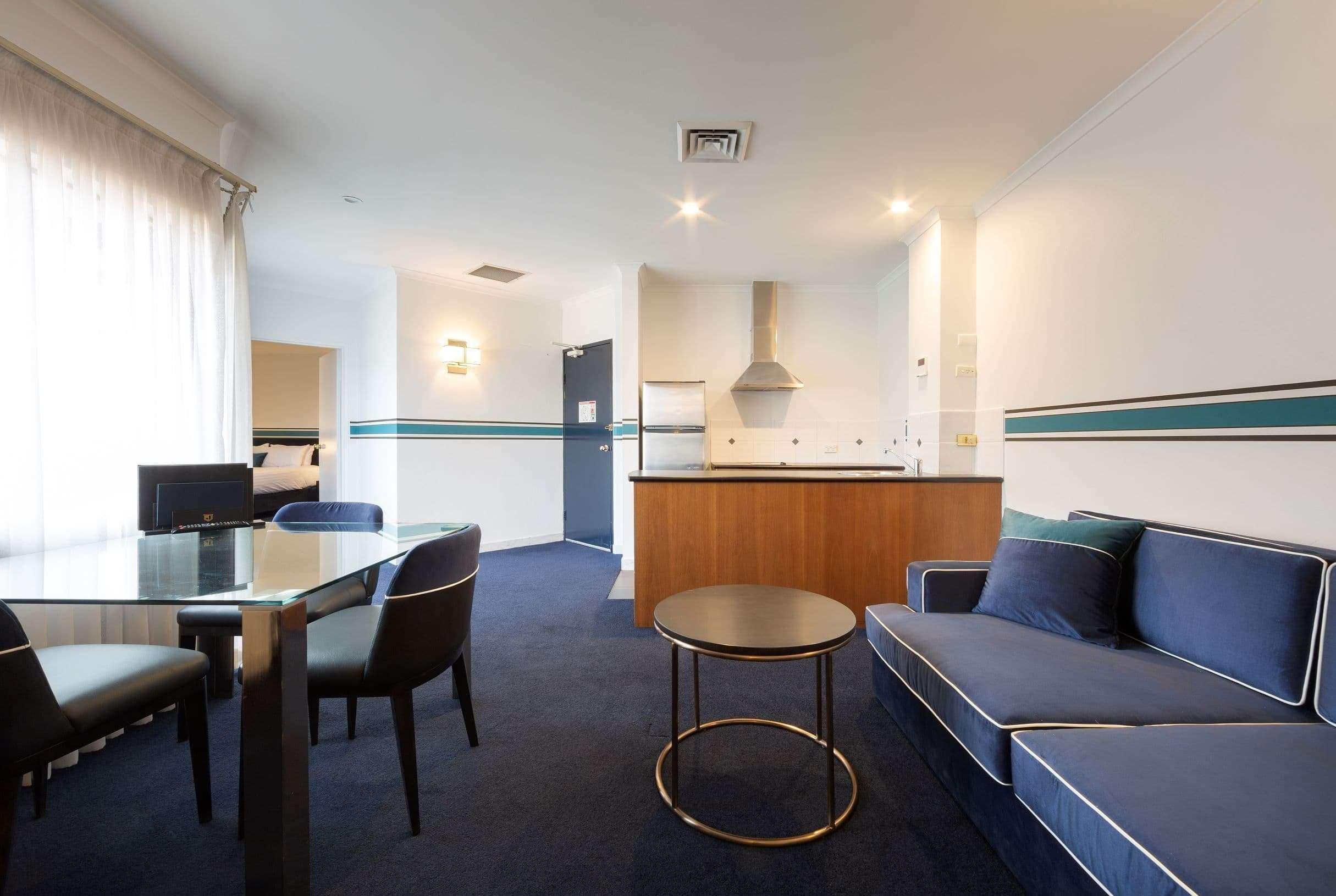 Ramada By Wyndham Diplomat Canberra Exterior photo