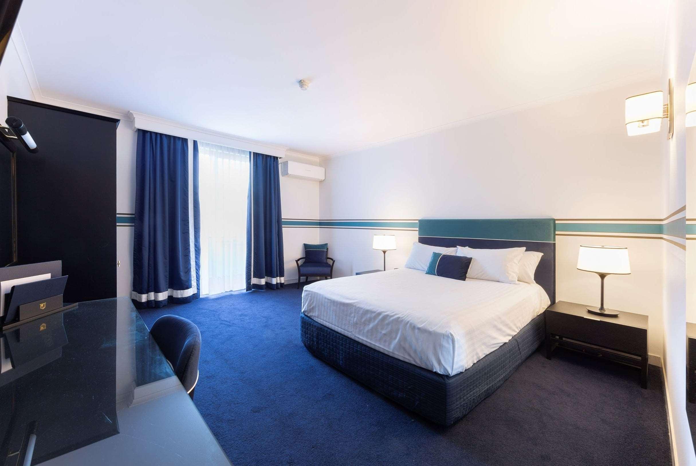Ramada By Wyndham Diplomat Canberra Exterior photo