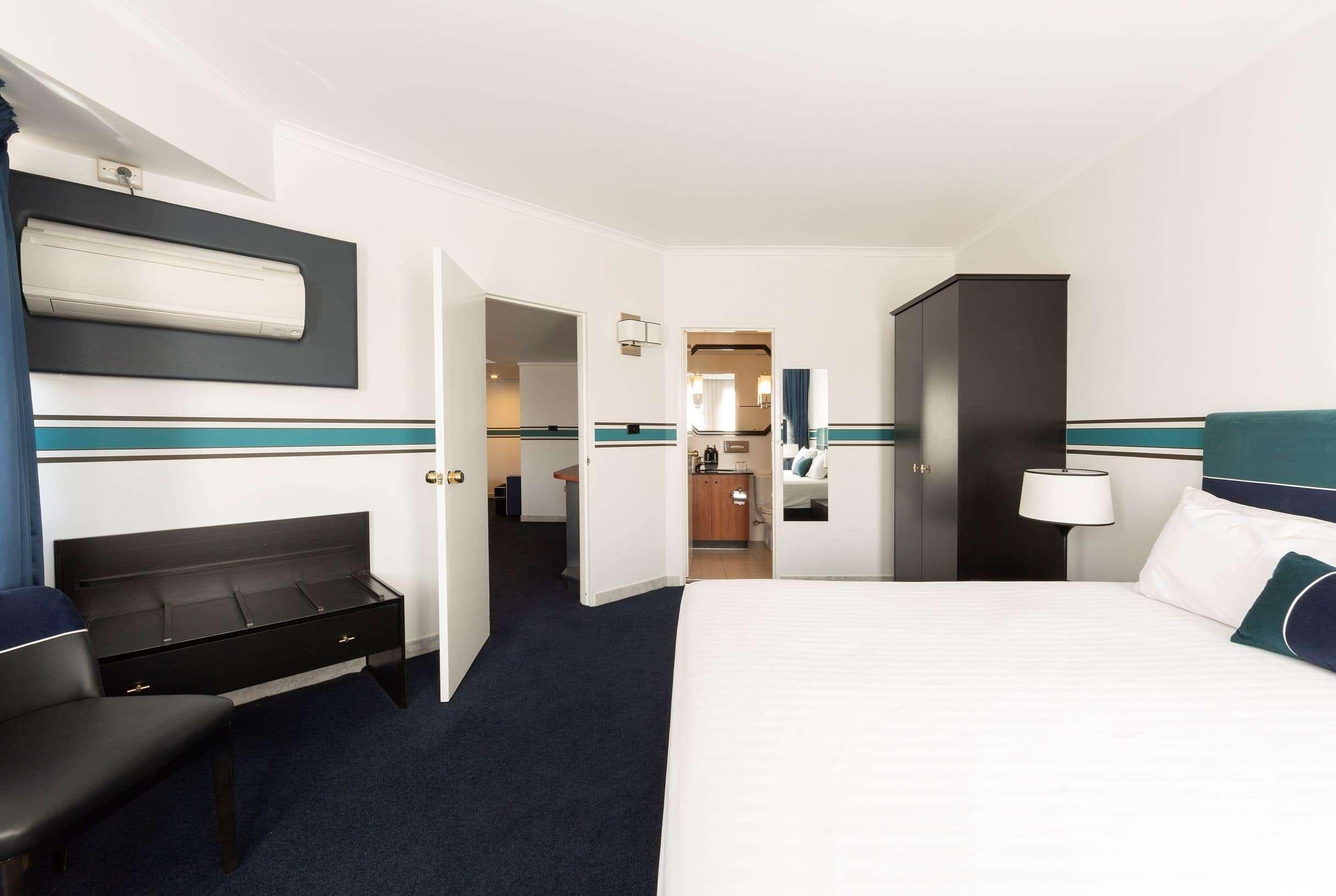 Ramada By Wyndham Diplomat Canberra Exterior photo