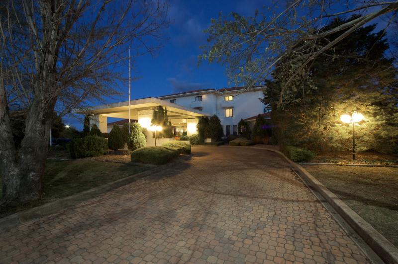 Ramada By Wyndham Diplomat Canberra Exterior photo