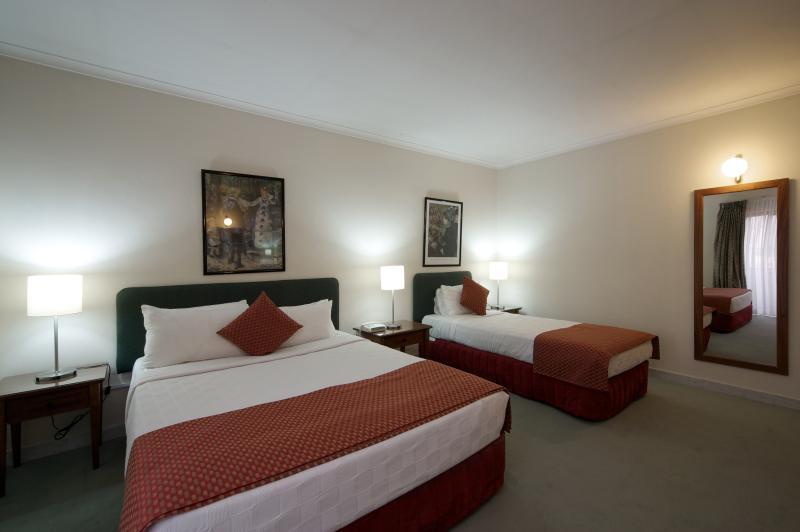 Ramada By Wyndham Diplomat Canberra Exterior photo