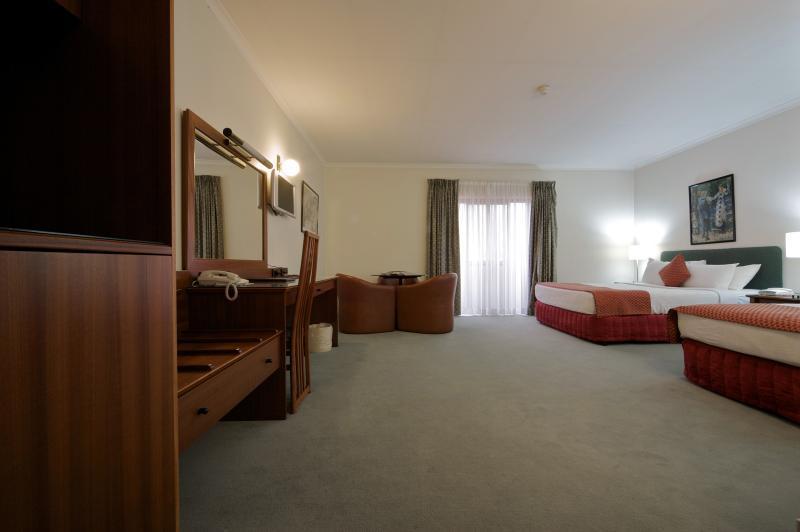 Ramada By Wyndham Diplomat Canberra Exterior photo
