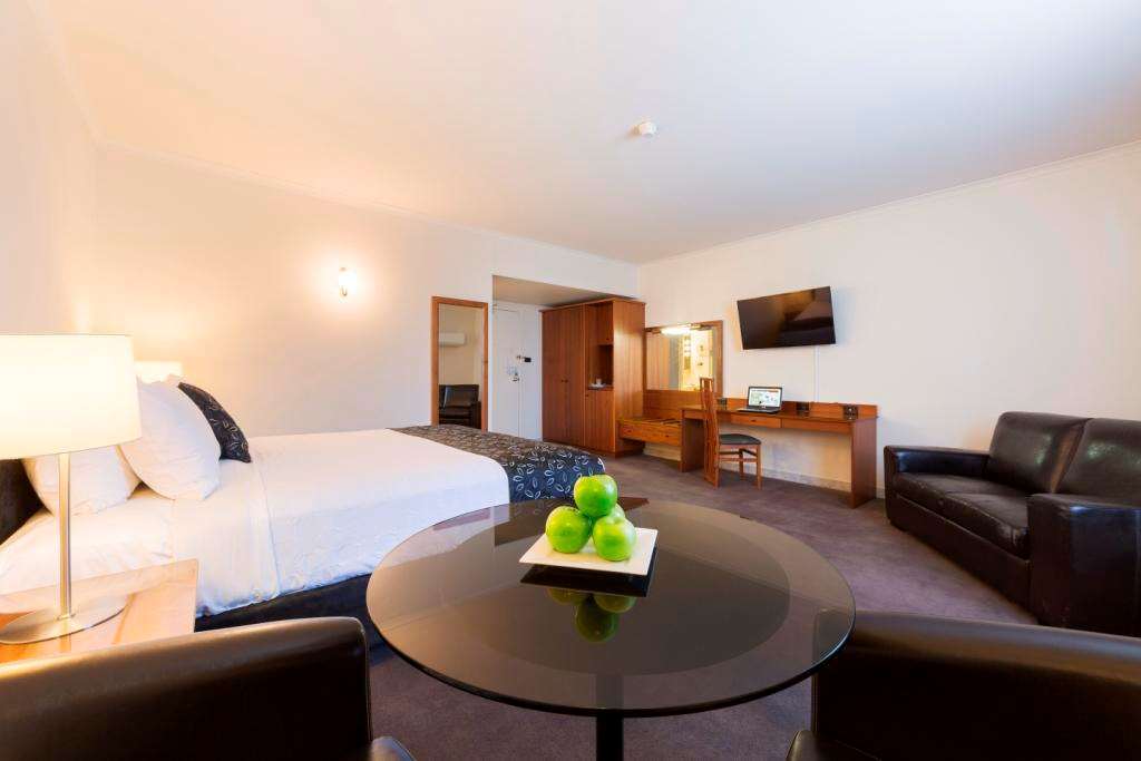 Ramada By Wyndham Diplomat Canberra Room photo