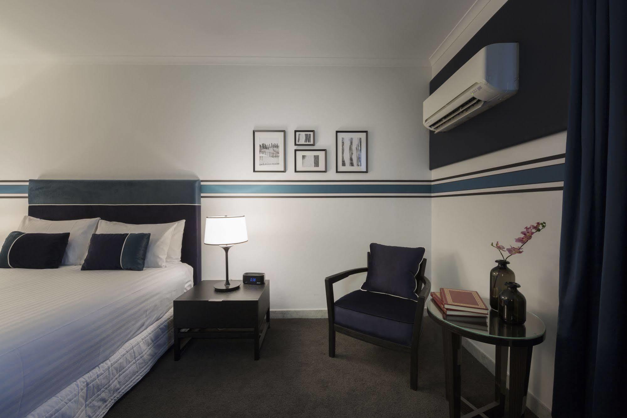 Ramada By Wyndham Diplomat Canberra Exterior photo