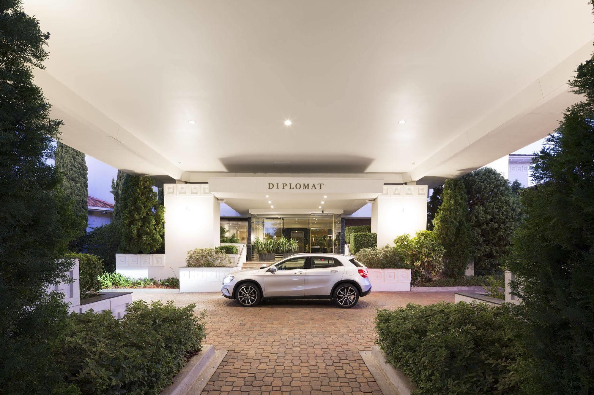 Ramada By Wyndham Diplomat Canberra Exterior photo