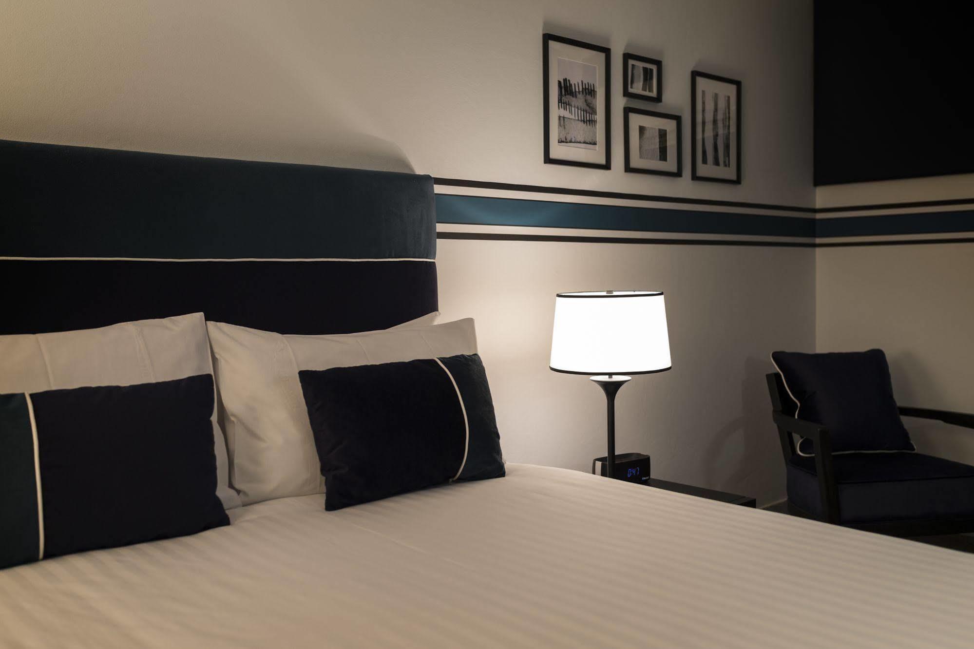 Ramada By Wyndham Diplomat Canberra Exterior photo