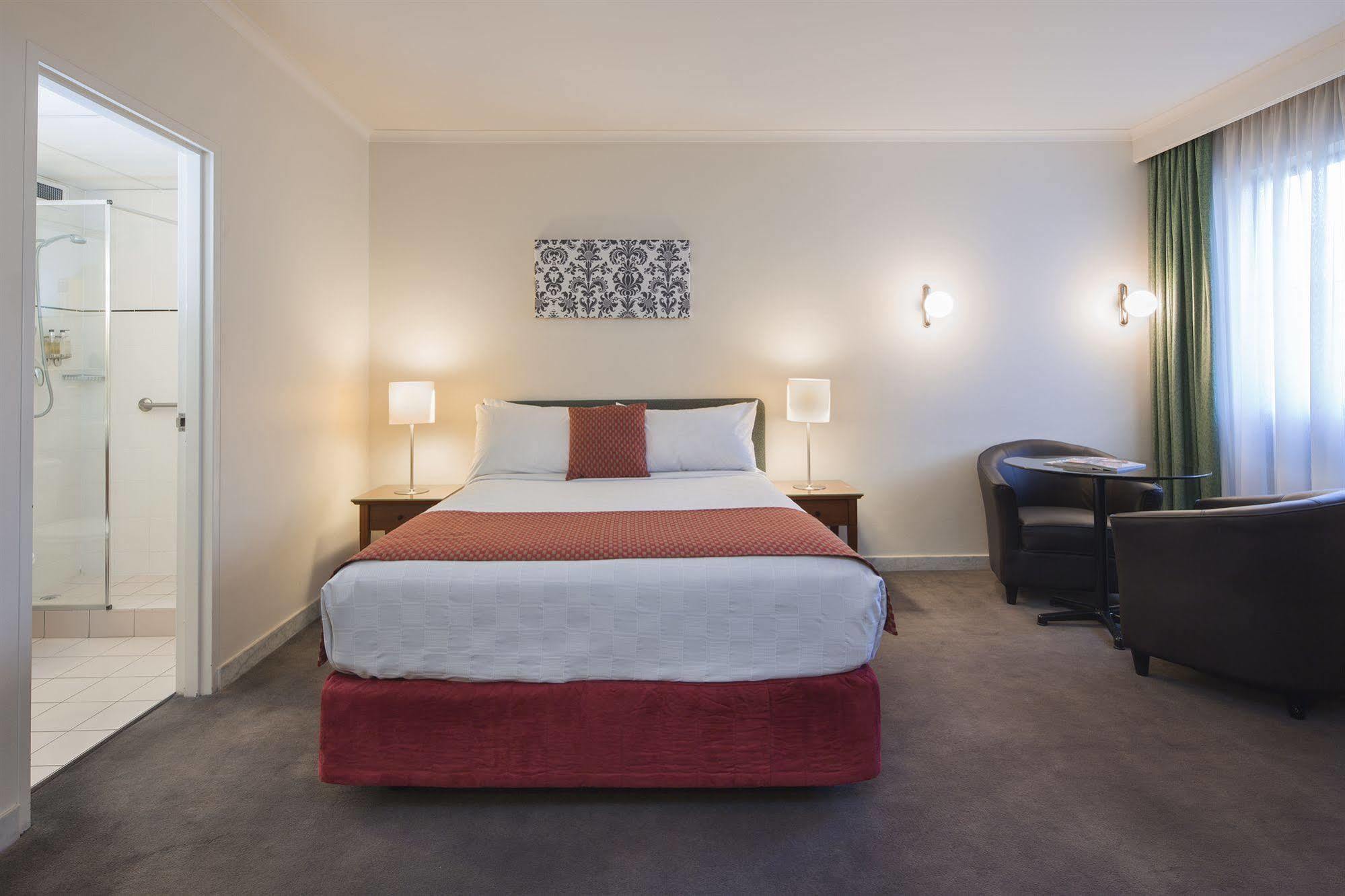 Ramada By Wyndham Diplomat Canberra Exterior photo