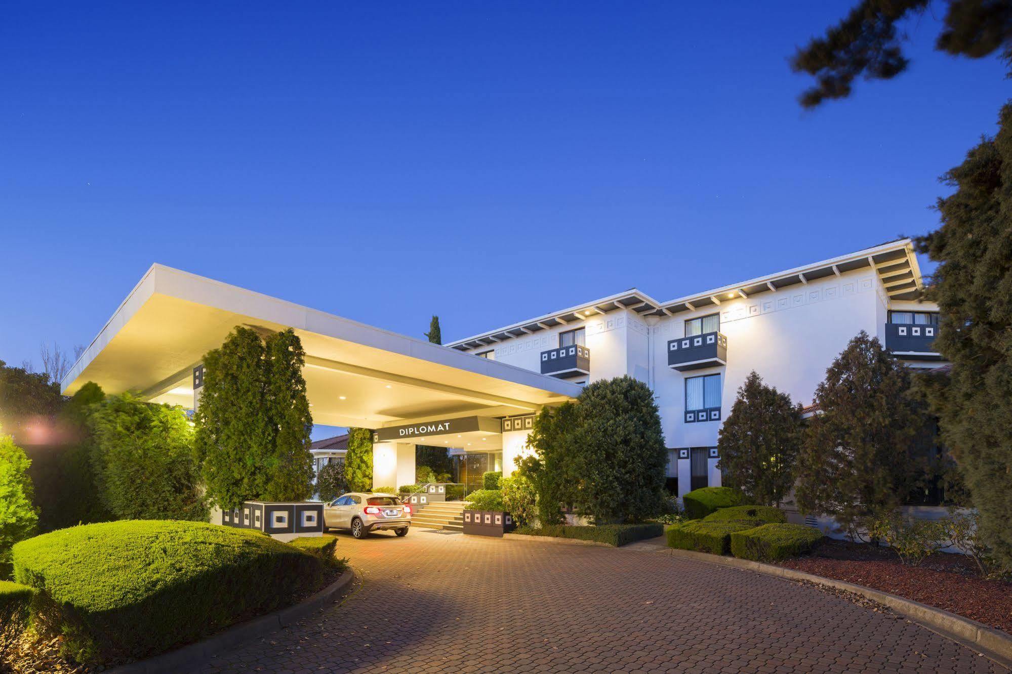 Ramada By Wyndham Diplomat Canberra Exterior photo