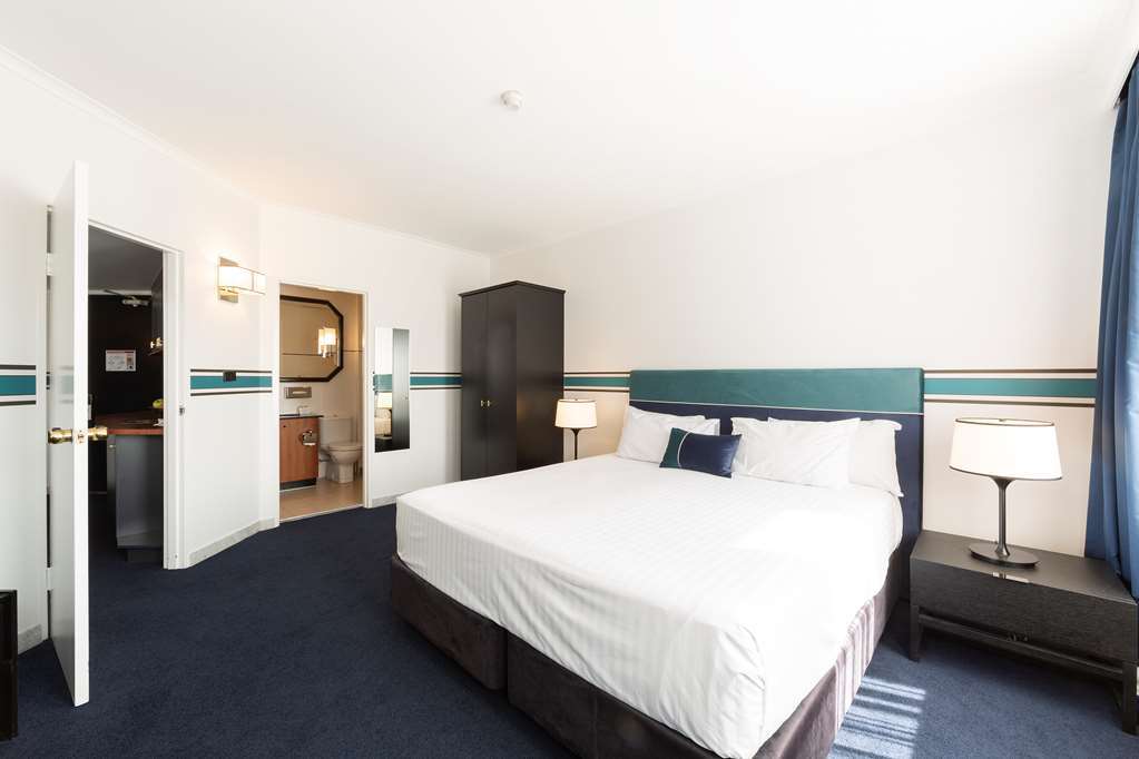 Ramada By Wyndham Diplomat Canberra Room photo